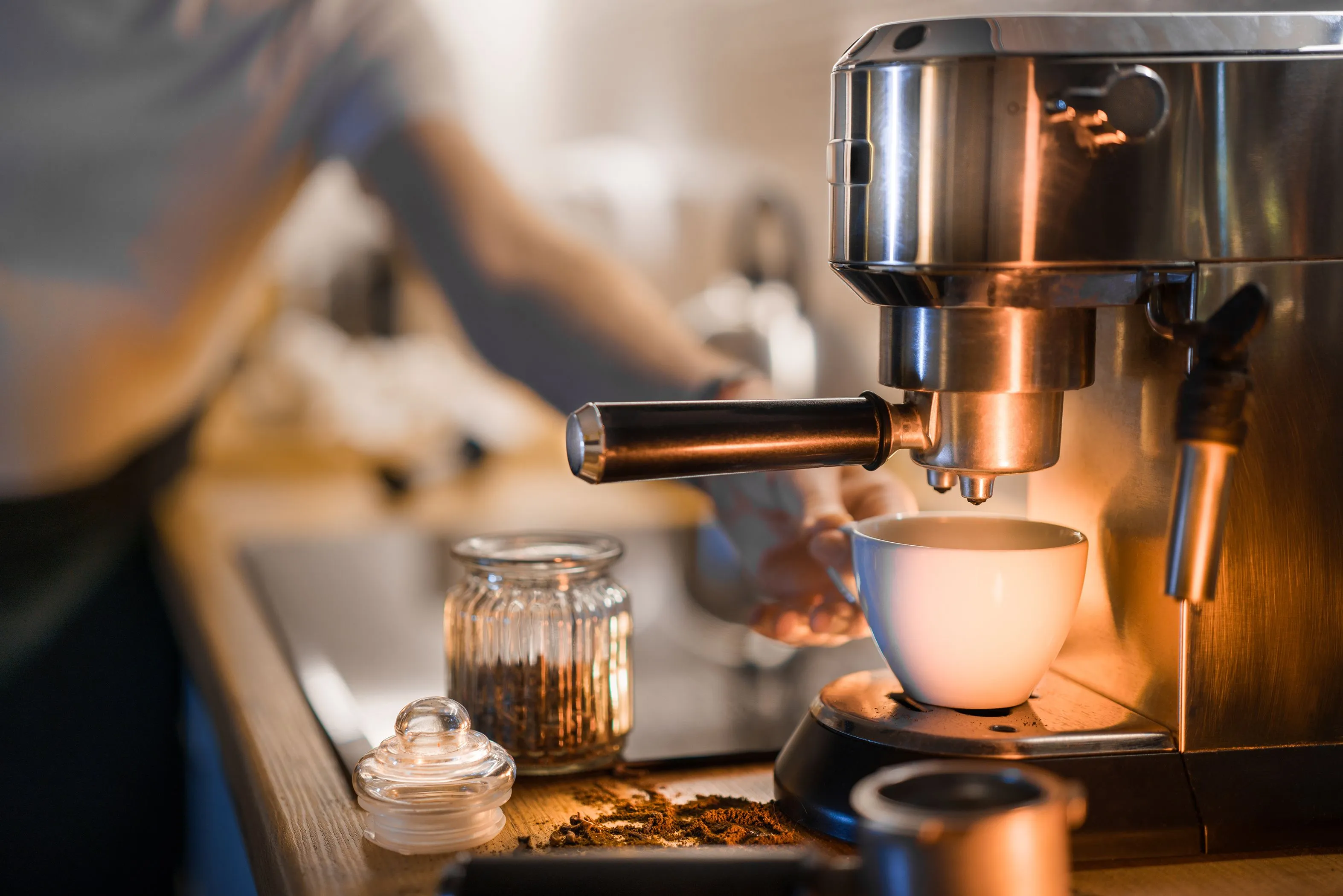 Kaffebryggare på en köksbänk